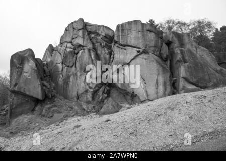 Rocce nere nei pressi di Cromford nel Derbyshire Peak District, Inghilterra Foto Stock