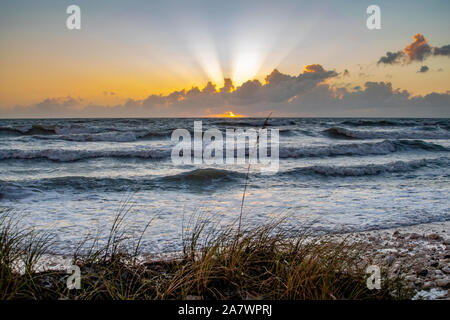 Tramonto con un sunbeam cielo ad un golfo del Messico Beach in Florida Foto Stock