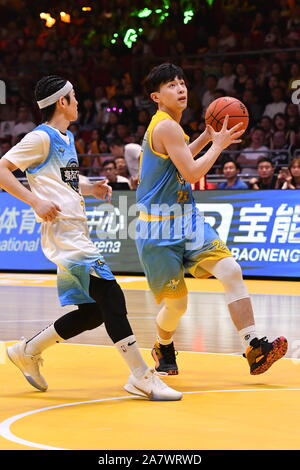 Attore cinese Deng Lun prende parte alla terza Jeremy Lin tutte le star della carità gioco di basket in città di Guangzhou, Cina del sud della provincia di Guangdong, 10 agost Foto Stock