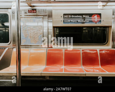 Fila di posti vuoti su una metropolitana di New York auto. Foto Stock