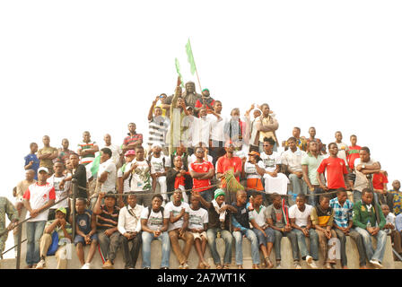 La gente si riunisce al Gani Fewehinmi Freedom Park, Ojota Lagos, nel gennaio 2012; protestando per l'eliminazione dei sussidi per il carburante in Nigeria. Foto Stock