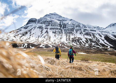 Due sciatori backcountry escursionismo per la neve in Islanda. Foto Stock