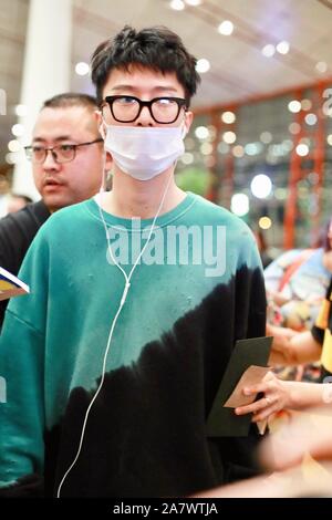 Cantante cinese Chengcheng ventola, il fratello più giovane di attrice Fan Bingbing, della Chinese Boy gruppo nove per cento, arriva a Pechino Capitale Ospiti int Foto Stock