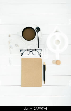 Area di lavoro minimalista Flatlay Foto Stock