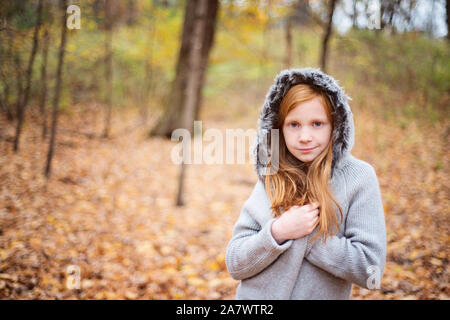 Giovani Capelli rossi ragazza in maglione fuori in autunno. Foto Stock