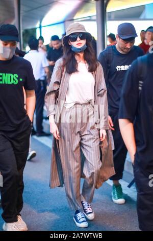 Attrice cinese Ni Ni arriva a Chengdu Shuangliu International Airport dopo lo sbarco di Chengdu, a sud-ovest della Cina di provincia di Sichuan, 18 Ago Foto Stock