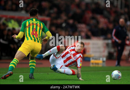 Stoke City James McClean (destra) e West Bromwich Albion's Hal Robson-Kanu battaglia per la sfera durante il cielo di scommessa match del campionato a bet365 Stadium, Stoke. Foto Stock