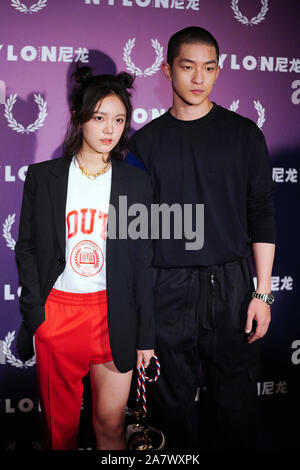 Attrice cinese Zhao Jinmai, sinistra, e l'attore Qu Chuxiao partecipare ad un evento promozionale per il Nylon in Cina a Shanghai, 23 agosto 2019. Foto Stock