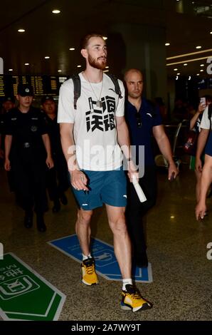 NBA star Gordon Hayward dei Boston Celtics arriva a Shanghai Pudong International Airport per il suo tour in Cina a Shanghai, Cina, 9 agosto 2019. Foto Stock