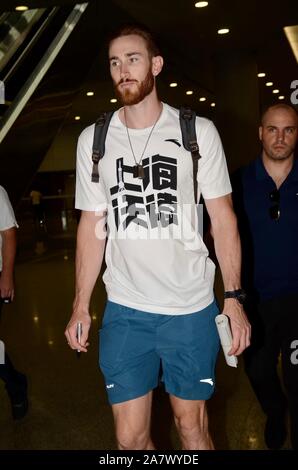 NBA star Gordon Hayward dei Boston Celtics arriva a Shanghai Pudong International Airport per il suo tour in Cina a Shanghai, Cina, 9 agosto 2019. Foto Stock