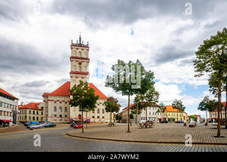 Mercato e chiesa della città a Neustrelitz, Mecklenburg Vorpommern, Germania Foto Stock