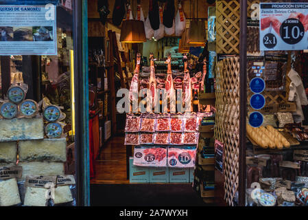 Jamon Iberico Cebo prosciutto di campo per la vendita in un negozio di Cimadevilla Street in Oviedo Nella regione delle Asturie, Spagna Foto Stock