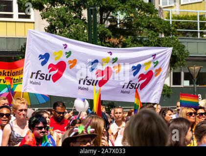 Malmö, Svezia - 20 Luglio 2019: la gente vestita in rosso palestra usura,  pugno il pompaggio a ritmo di musica, come essi partecipare all'annuale Gay  Pride pa Foto stock - Alamy