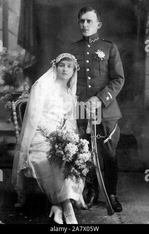 Il polacco matrimonio foto di un soldato polacco e la sua sposa, 1919 Foto Stock