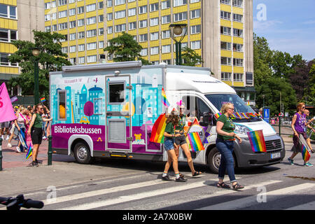 Malmö, Svezia - 20 Luglio 2019: un eccentrico uomo vestito in un modo  scozzese con kilt e un cappello bowler tra gli altri accessori, come egli  sta prendendo parte i Foto stock - Alamy