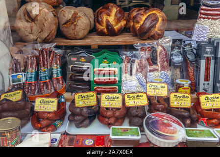 Chorizo, morcilla e salsicce longaniza nel negozio di alimentari in Oviedo Nella regione delle Asturie, Spagna Foto Stock