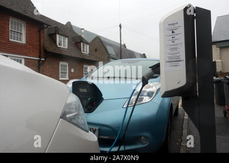 Carica in auto sulla strada residenziale Foto Stock