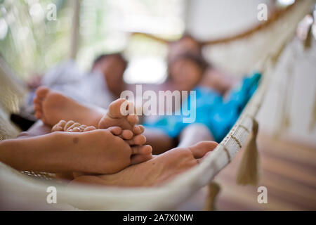 I piedi delle persone che giacciono in un'amaca. Foto Stock