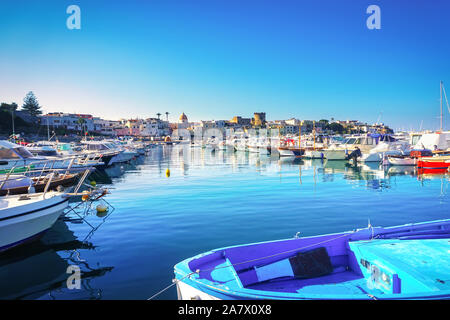 Isola di Ischia e le barche nel porto di Forio al tramonto. Campania, Italia. L'Europa. Foto Stock