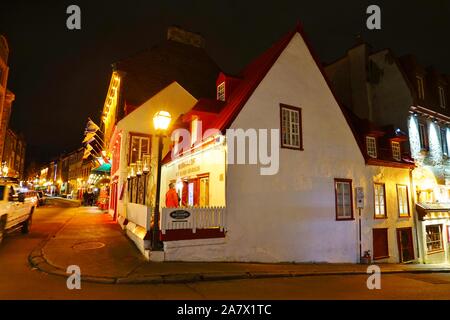 La città di Quebec, Canada -1 NOV 2019- vista notturna del landmark Aux Anciens Canadiens ristorante, situato nella più antica casa nel centro storico della città di Québec Ci Foto Stock