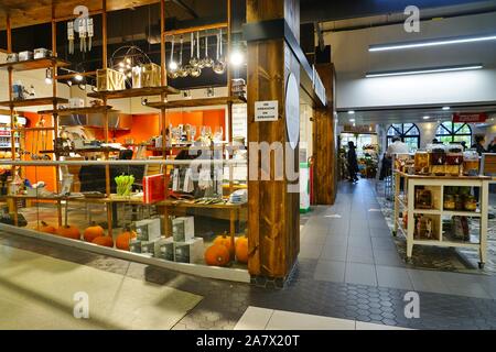 La città di Quebec, Canada -31 OTT 2019- Vista delle Halles Cartier Le Petit Quartier, un mercato e centro commerciale sulla Avenue Cartier in Quebec City. Foto Stock