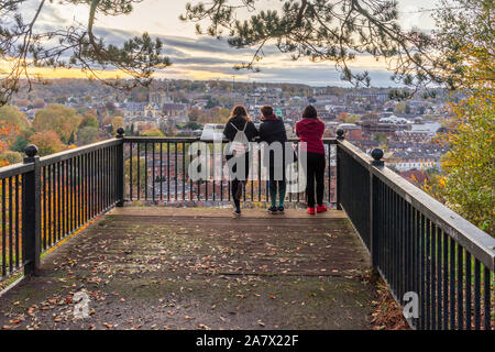 Un gruppo di persone che gode della vista autunnale attraverso Winchester da St Giles Hill a Winchester in autunno, City of Winchester, Hampshire, Inghilterra, Regno Unito Foto Stock