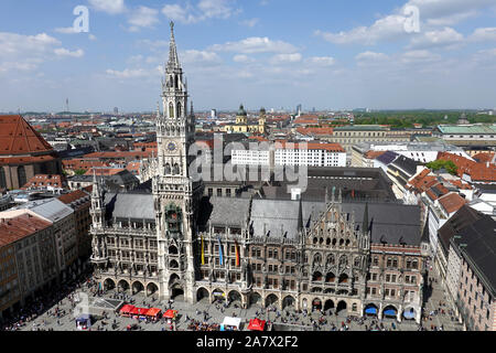 Nuovo Municipio e sulla Marienplatz a Monaco di Baviera vista da San Pietro Torre Campanaria sulla soleggiata giornata estiva skyline di cui sopra Foto Stock