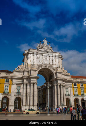 (Lisbona Lisboa Portogallo all'Arco di Trionfo contro un drammatico cielo blu che gli accenti la sua luminosa e di pietra che domina la presenza in Praca do Comercio. Foto Stock