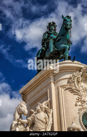 L'imponente statua del re Jose l, a Lisbona, Portogallo Praca do Comercio: angolo basso, patina verde e bianca pietra contro un drammatico cielo blu. Foto Stock