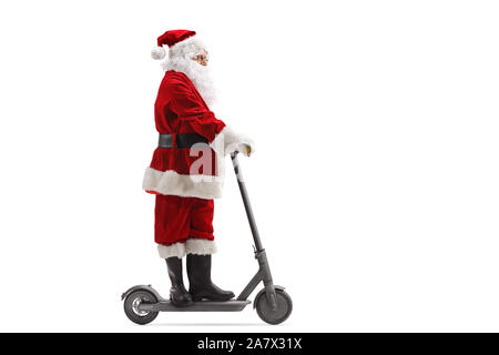 A piena lunghezza ritratto di Babbo Natale a cavallo di un scooter elettrico isolato su sfondo bianco Foto Stock