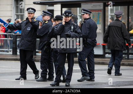 Londra, Regno Unito. 14 ottobre, 2019. Metropolita di alti funzionari di polizia preparano in Parlamento Street per la regina dell'arrivo in rotta verso lo stato di apertura o Foto Stock