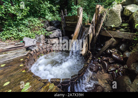 Valtoare naturale tradizionale lavatrice a Sapanta villaggio situato in Maramures Contea di Romania Foto Stock