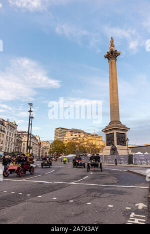 Auto d'epoca pilotato attraverso il Westminster, Londra, Regno Unito all'inizio della Londra a Brighton veteran car run nel novembre 2019. Trafalgar Square Foto Stock