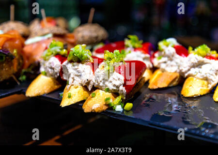 Pintxos al tapas bar Atari Gastroteka nel centro storico di San Sebastian, Spagna Foto Stock