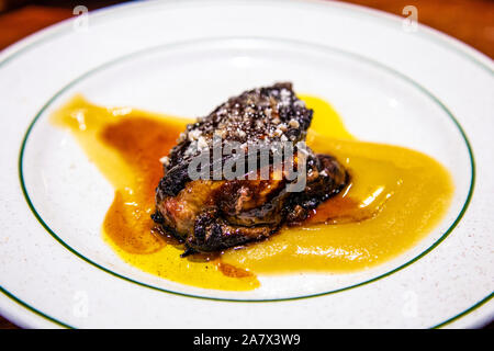 Il Foie Gras a tapas bar La Cuchara de San Telmo nella città vecchia di San Sebastian, Spagna Foto Stock