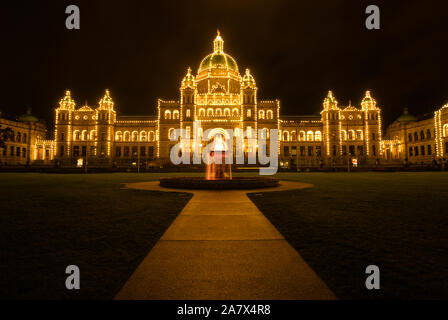 Le luci della città degli edifici legislativi provinciali della British Columbia a Victoria, Canada Foto Stock