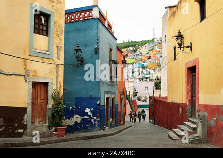 Bella vista sulla strada di case colorate su Roque Street, nel centro storico della città di Guanajuato, Messico. Giu 2019 Foto Stock