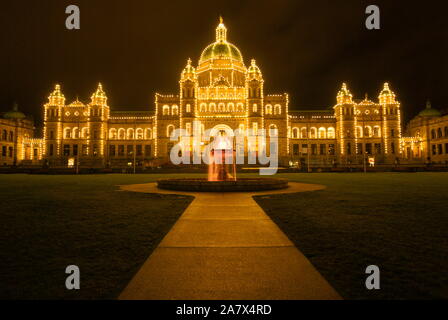 Le luci della città degli edifici legislativi provinciali della British Columbia a Victoria, Canada Foto Stock