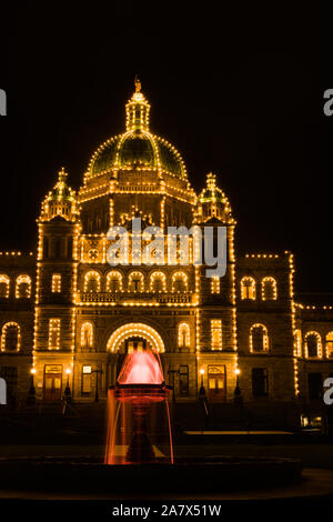 Le luci della città degli edifici legislativi provinciali della British Columbia a Victoria, Canada Foto Stock