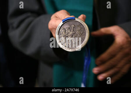 Atene, Grecia. 4 Novembre, 2019. La nuova medaglia per la maratona di Atene che il pittore greco Alekos Fasianos progettato, è stato presentato a Atene, Grecia, su nov. 4, 2019.La maratona di Atene avrà luogo il 9 novembre 9 e 10 per la trentasettesima edizione. Un nuovo record di 60.000 corridori provenienti da 120 paesi e regioni parteciperanno. Credito: Marios Lolos/Xinhua/Alamy Live News Foto Stock