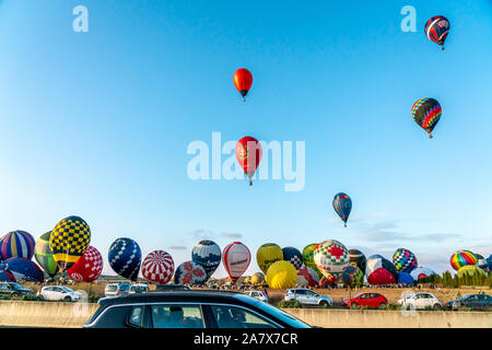 Vilafranca de Bonany, isole Baleari / Spagna - 26 Ottobre 2019: i palloni ad aria calda, togliere la vista, campionato Europeo evento organizzato dal mondo Foto Stock