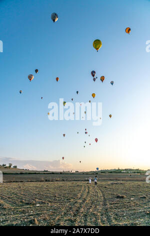 Vilafranca de Bonany, isole Baleari / Spagna - 26 Ottobre 2019: i palloni ad aria calda vista di volo, campionato Europeo evento organizzato da il mondo ai Foto Stock