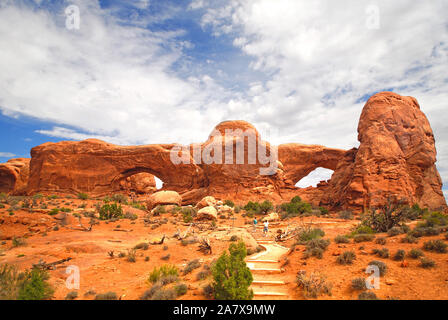 A nord e a sud di Windows. Arches National Park. USA Utah. Geologi pensano per la maggior parte di questi si formano a causa di fenomeni di erosione da acqua e vento. Foto Stock