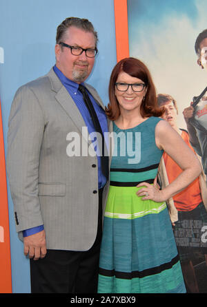 LOS ANGELES, CA - Luglio 27, 2015: Kate Flannery & fidanzato Chris Haston alla premiere di 'vacanza' al Regency Village Theatre, Westwood. © 2015 Paul Smith / Featureflash Foto Stock