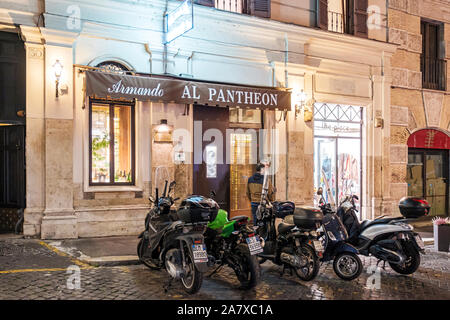 Vista esterna di Armando al Pantheon ristorante di notte, Roma, Italia Foto Stock