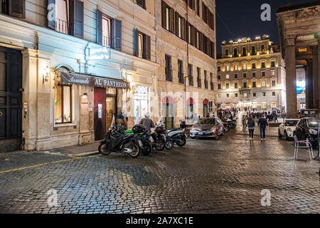 Strade di roma, vista dall'esterno del ristorante Armando al Pantheon di notte, Roma, Italia Foto Stock