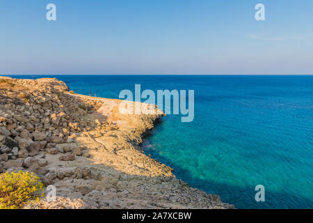 Una vista tipica a Cape Greco di Cipro Foto Stock