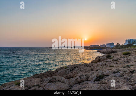 Una vista tipica a Cape Greco di Cipro Foto Stock