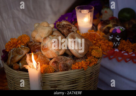 Un tradizionale messicano altare, Chiquihuite con pane, pan de muerto, tagete, candela, mistica atmosfera Foto Stock