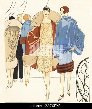 Le donne in un quartiere alla moda di partito in serata formale usura. Si indossa una serata capo in velluto e crepe, altri un cappotto formale in velluto blu con ricami in argento. Pochoir Handcolored (stencil) litografia dal lusso francese rivista di moda arte, gotta, Beaute, 1927. Foto Stock